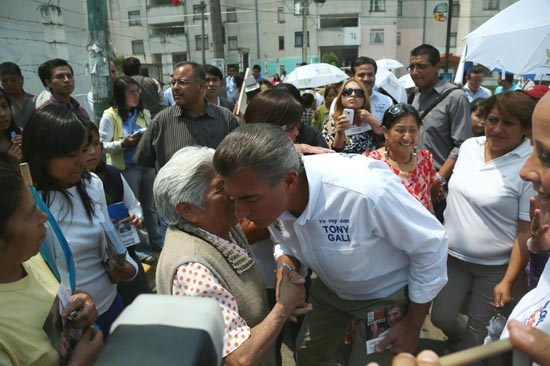 Tony Gali inicia campaña con recorridos casa por casa