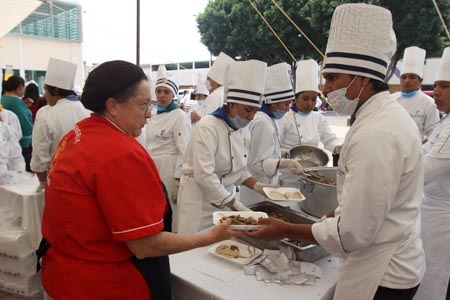 Se elaboró el taco más grande de Puebla en el Mercado de Sabores