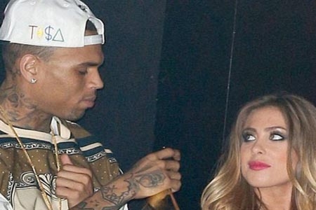 Rihanna vive infidelidad por culpa de camarera