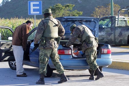 Ejército y Policía Estatal realizan revisión de vehículos en la autopista Amozoc-Teziutlán