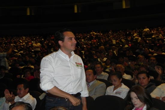 Más microcréditos y certidumbre jurídica, ofrece Pablo Fernández del Campo