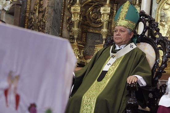 Víctor Sánchez defiende a obispo de Tehuacán pese a escándalo