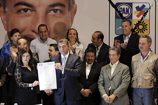 Tony Gali presenta y firma ante notario público sus 18 compromisos para el 2018