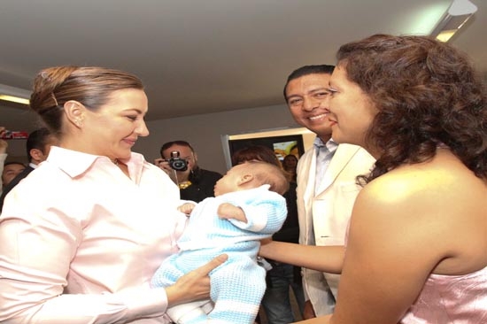 Martha Erika Alonso entregó seis menores en adopción a sus nuevas familias