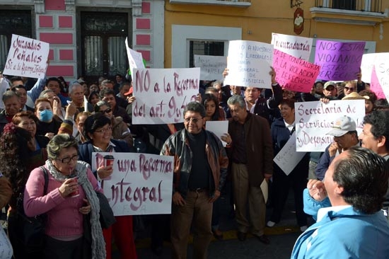 Burócratas se rebelan contra Moreno Valle