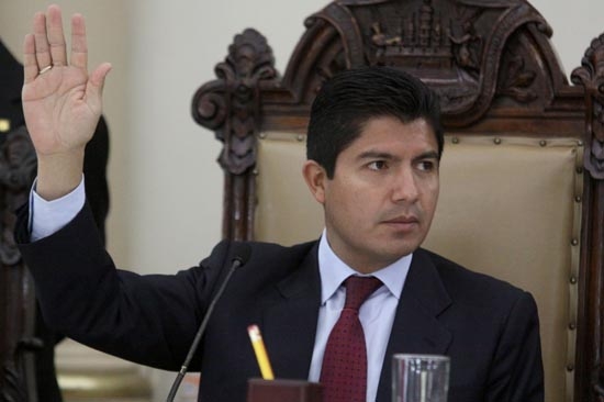 Ante petición de aumento salarial, Eduardo Rivera se muestra austero
