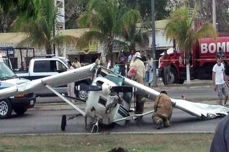 Avioneta se desploma sobre avenida principal de Playa del Carmen