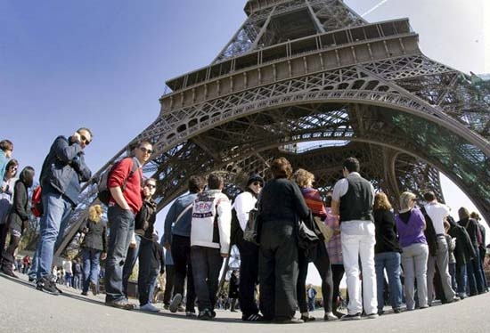 Torre Eiffel desalojada por amenaza de bomba