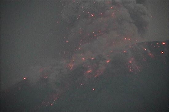 Popocatépetl arroja material incandescente; intensa lluvia de ceniza en Puebla