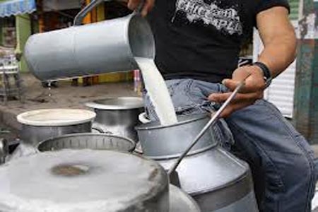 Ganaderos prevén aumento al precio de la leche