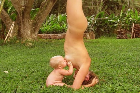 Mujer amamantó a su hijo practicando yoga