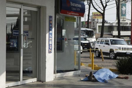 Asaltan y matan a hombre al ingresar a Banamex del circuito Juan Pablo II