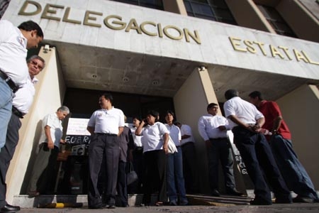 Sindicalizados del IMSS exigen destitución del delegado en Puebla