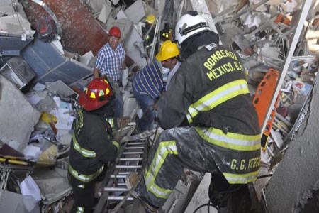 Explosión en Torre de Pemex deja 33 muertos y 121 heridos