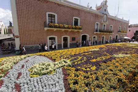 Atlixco coloca la gran Alfombra Monumental de Día de Muertos