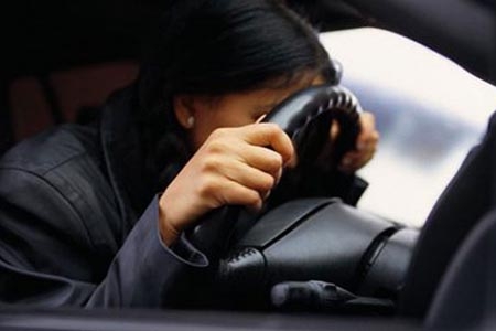 Mujer condujo su automóvil 300 kilómetros durmiendo