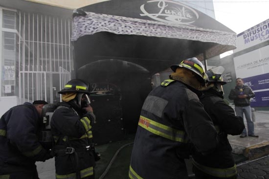 Incendio consumió instalaciones de un bar en la colonia Anzures