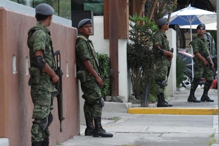 Presencia militar afuera de restaurante en la Avenida Juárez