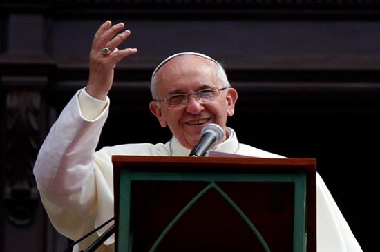 Papa Francisco en Brasil, confiesa a cinco jóvenes