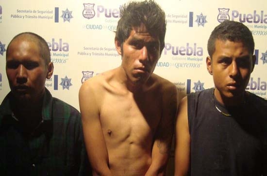 Policía Municipal de Puebla evita linchamiento de tres ladrones en San Aparicio