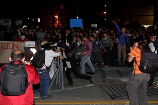 Seguidores de AMLO tiraron vallas y lanzaron piedras al TEPJF