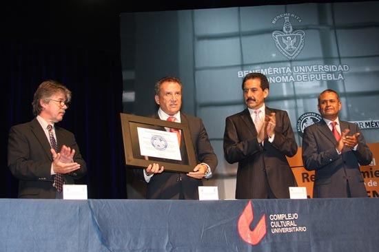 BUAP recibe reconocimiento de firmas europeas por una década de calidad