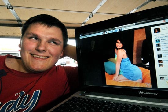 Su pareja de graduación será una porno star