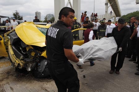 Joven murió prensado en su vehículo tras chocar contra un poste en la Atlixcáyotl