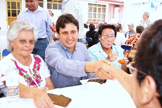 José Juan Espinosa se compromete con adultos mayores a mejorar su calidad de vida