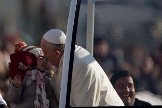 Francisco invita a subir a papamóvil a sacerdote argentino