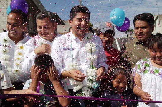 Eduardo Rivera entrega calle número 100; va por 900 más