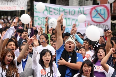 Se manifiestan poblanos en contra de reformas al artículo 24