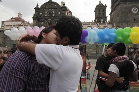 Besatón en Puebla por el Día Internacional Contra la Homofobia