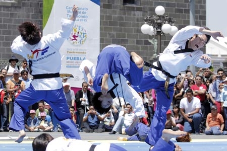 Demo Team ofrece exhibición de Taekwondo en el zócalo de Puebla