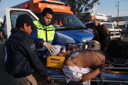 Negligencia de paramédicos, dieron por muerto a un joven tras volcadura en Cholula