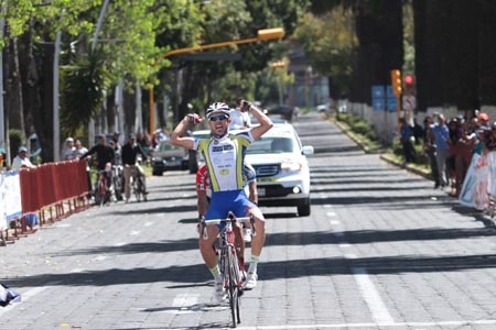Víctor García, ganador de la Vuelta Ciclista Internacional Puebla 2011