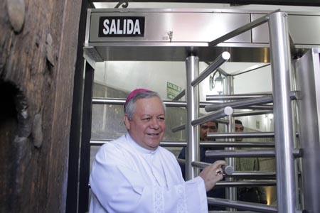 Ayuntamiento y arzobispo inauguran baños públicos de Catedral de Puebla
