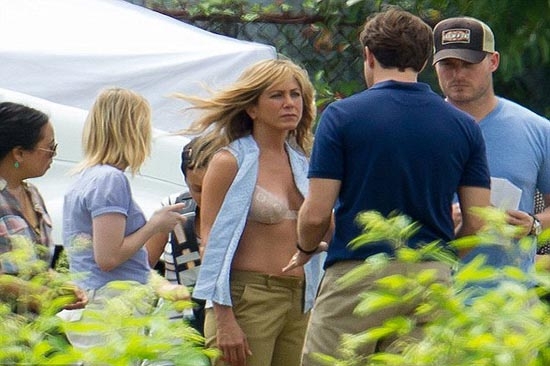 Jennifer Aniston presume sostén