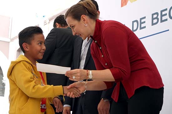 SEDIF entrega 200 becas a menores trabajadores de Puebla, Cuetzalan y Tehuacán