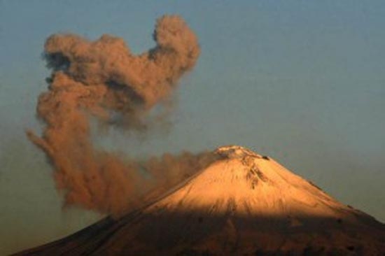 Popocatépetl: 93 exhalaciones y columna eruptiva de 1.5 kilómetros