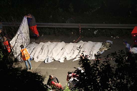 Accidente vial en Italia deja al menos 36 muertos