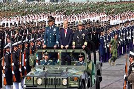 Felipe Calderón encabezó su último desfile militar