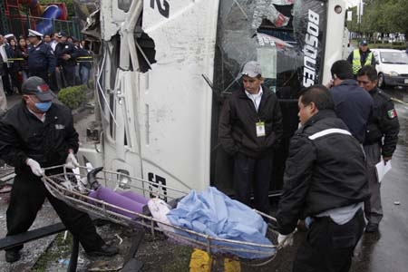 Microbús arrasa paradero: un muerto y diez heridos