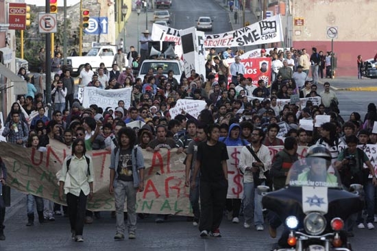 Estudiantes de la BUAP y 28 de Octubre marchan contra alza del pasaje en Puebla