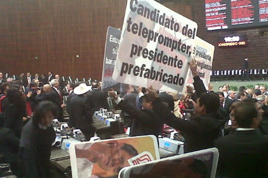 Diputadas priístas blindan tribuna en San Lázaro; PRD reclama el bloqueo