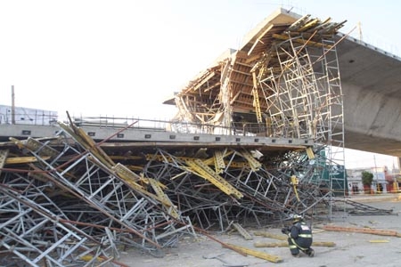 Se desploma fragmento del Viaducto Zaragoza en construcción