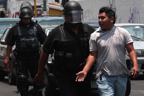 Granaderos desalojan a comerciantes de la 46 por protesta en Secretaría de Finanzas