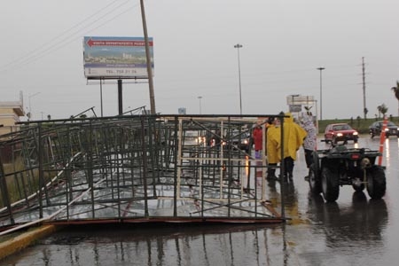 Nuevamente cayó estructura de Ecoparque Metropolitano sobre Vía Atlixcáyotl
