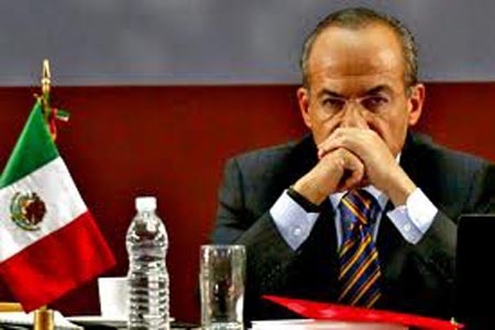 Crece repudio internacional por arribo de Felipe Calderón a Harvard