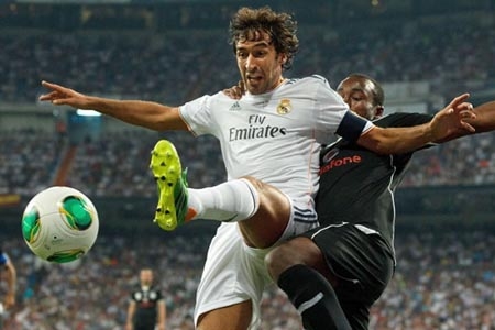 Raúl González recibió homenaje del Real Madrid